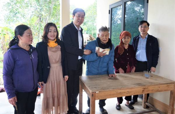 Đồng chí Phó Chủ tịch UBND huyện tặng quà tại xã Hương Lâm