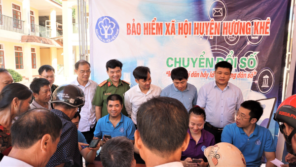 Người dân Hương Lâm tích cực tham gia Ngày hội chuyển đổi số