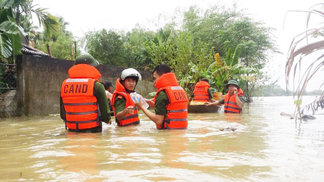 Công an tỉnh Hà Tĩnh: Tỏa sáng tình người trong bão lũ