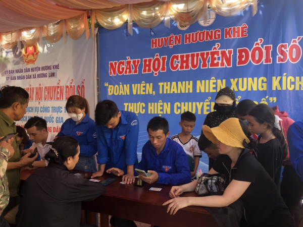 Đoàn viên, thanh niên xã Hương Lâm tích cực tham gia Ngày hội chuyển đổi số